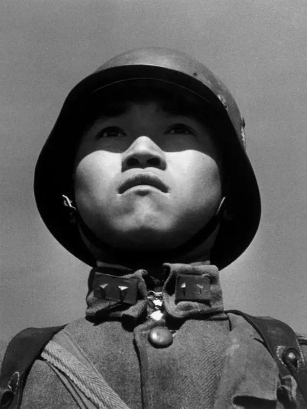 《少年士兵》 罗伯特·卡帕 摄