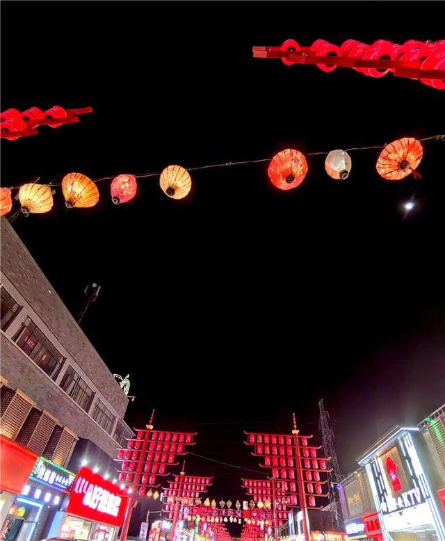 夜幕下的九原横竖街。（资料图）