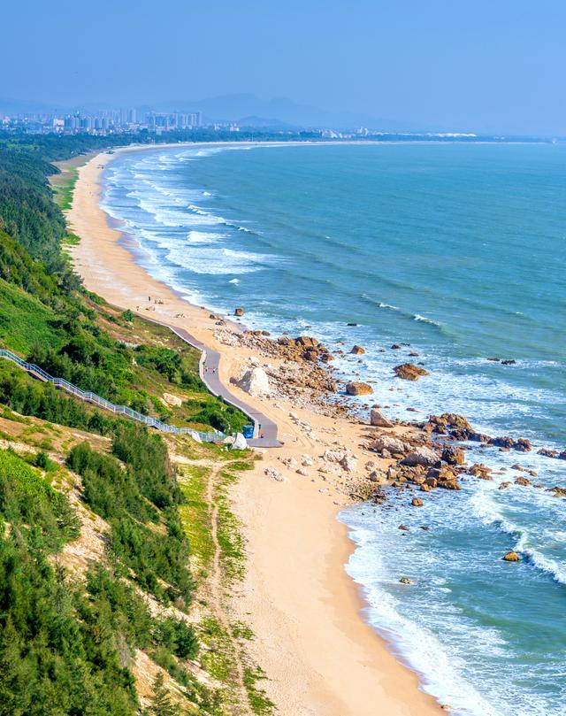 茂名“中国第一滩”长达12公里，有着中国最长的沿海防护林。 视觉中国 图