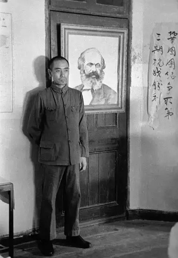 周恩来1938年在汉口。 罗伯特·卡帕 摄