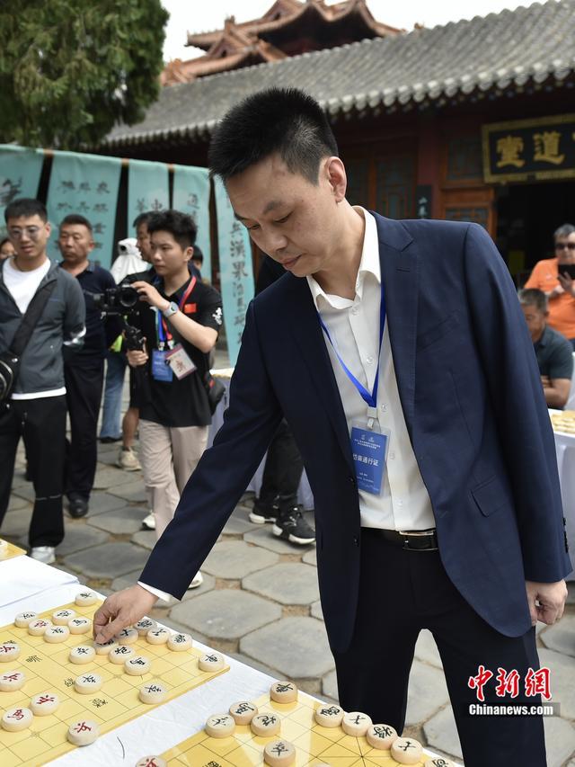 图为象棋特级大师许银川与棋手对弈。韦俊龙 摄