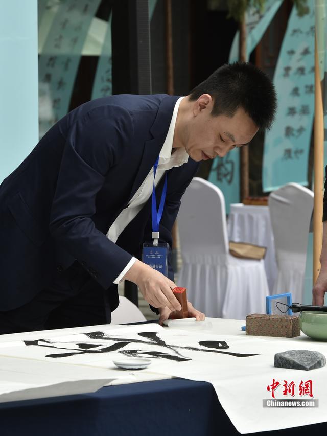 图为象棋特级大师许银川现场为墨宝盖章。韦俊龙 摄