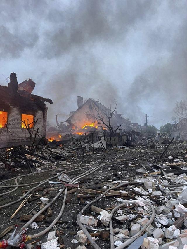 当地时间2025年5月25日,乌克兰基辅地区,建筑物在被无人机攻击后被烧毁。视觉中国 图