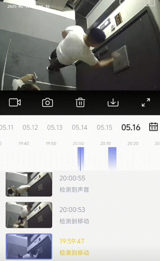 男子砸门的监控截图。