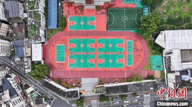 改造后的龙川县麻布岗中学运动场地。广东省体育彩票中心 供图