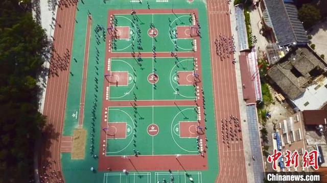 改造后的紫金县尔崧中学运动场地。广东省体育彩票中心 供图