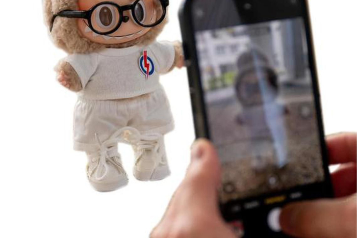 胸前戴着盛港人民行动党徽章的Labubu