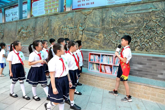 茂名市文东街小学在党建文化长廊开展爱国主义教育活动。
