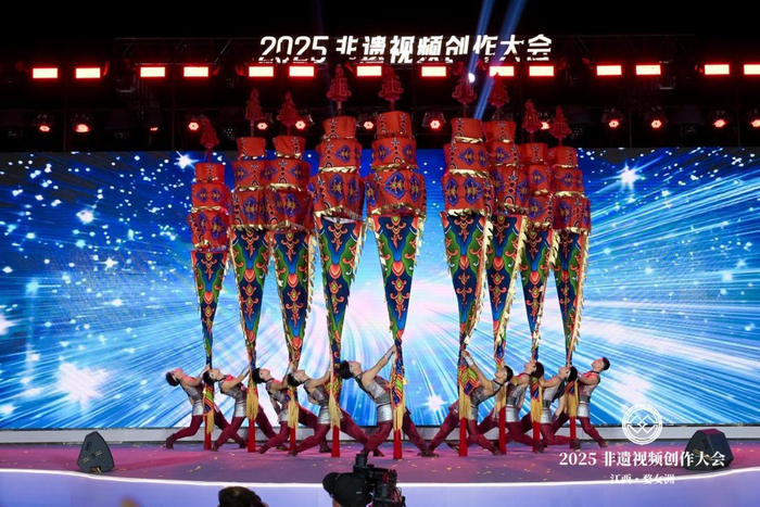 沧州杂技团以千年中幡绝技《龙跃神州》 主办方供图