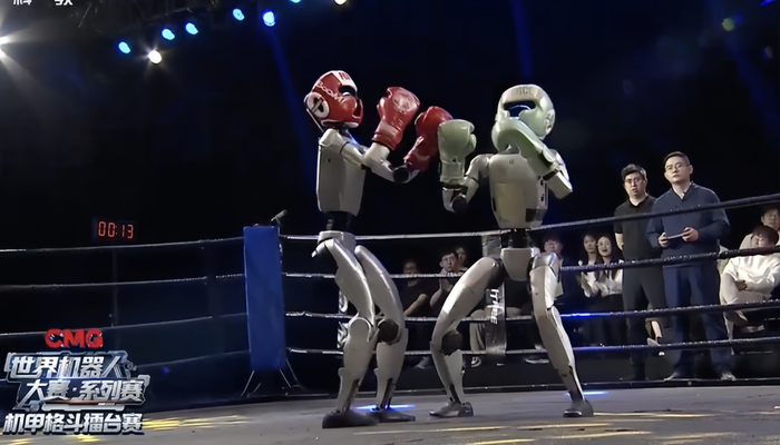 机器人选手们在激烈对战 图片来源：比赛直播截图