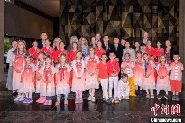 图为参加校庆活动的嘉宾与纽伦堡中文学校部分小演员合影。汤广平 摄