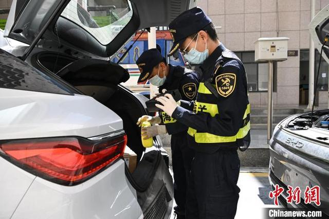 图为西藏自治区日喀则市吉隆县的吉隆口岸，海关工作人员在对出口的国产新能源汽车进行检查。贡嘎来松 摄