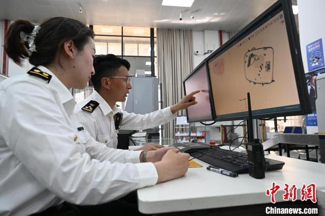 图为西藏日喀则市吉隆县吉隆口岸，海关查验人员正对入境人员携带的物品开展细致查验。贡嘎来松 摄