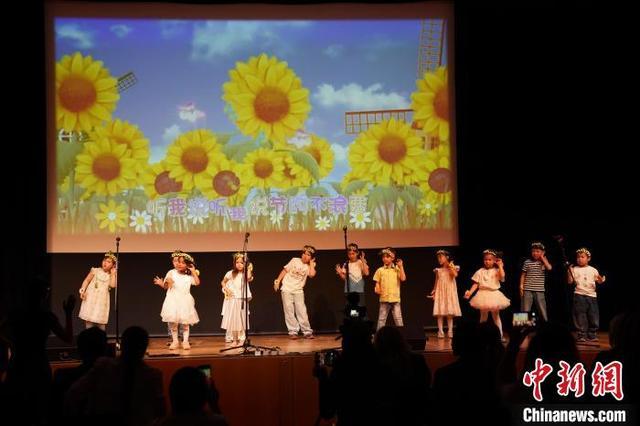 图为校庆活动上学前班的孩子表演集体舞蹈《听我说》。中新网记者 马秀秀 摄