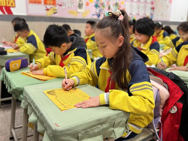 民族路小学学生练习书法。（资料图）
