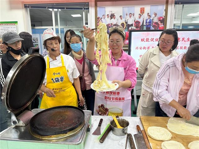 学员在学习面点制作。（资料图）
