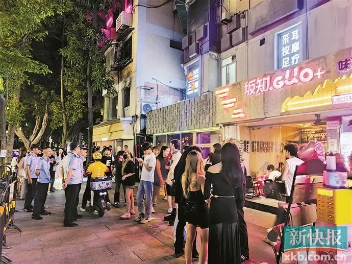 5月24日23时许，城管工作人员在现场值守，防止酒吧占道经营行为。