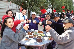 2025年1月，旅居客在嵩阳街道吃长街宴迎新年 资料图片