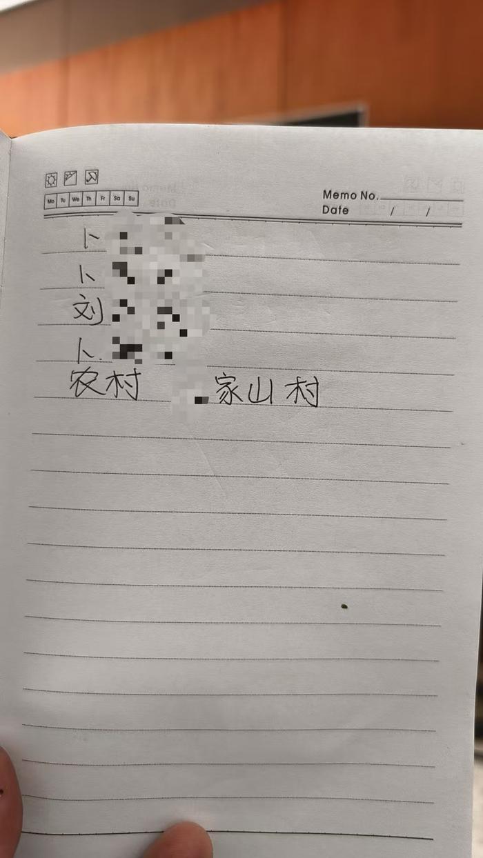 卜女士手写的家庭成员姓名。  受访者供图