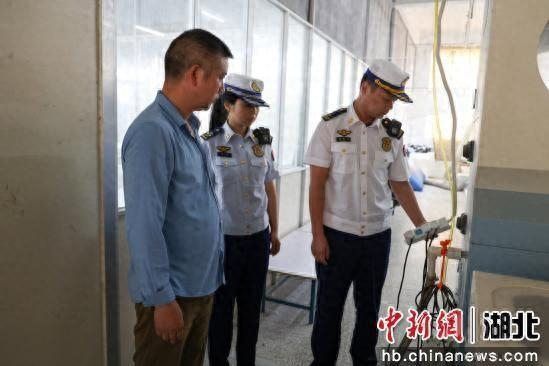 消防监督员对加工企业车间进行安全隐患排查。魏欢欢 摄