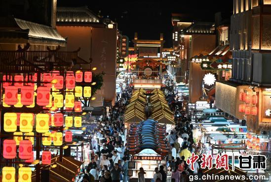 5月24日晚，游客在敦煌夜市商业街游览。张晓亮 摄 