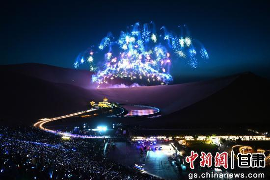 5月4日晚，游客在敦煌市鸣沙山月牙泉景区欣赏特色艺术烟花。张晓亮 摄