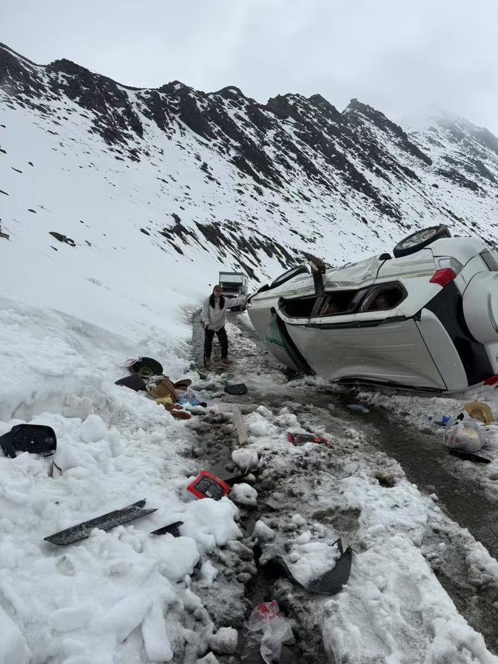 5月20日的事故现场。小小在铲雪开路。受访者供图