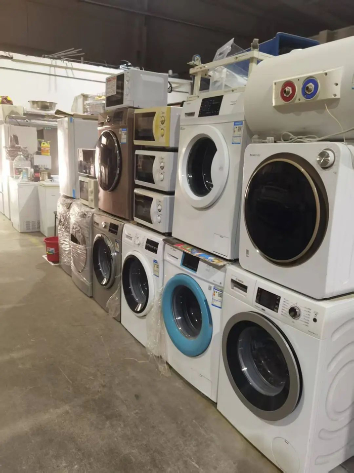 某二手市场一角。李燕京/摄