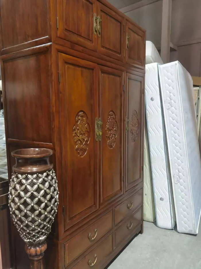 很多二手市场会回收品相较好的实木家具。李燕京/摄