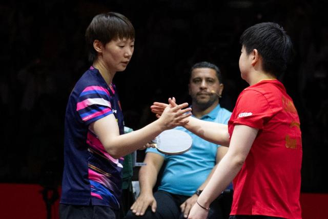 5月25日，王曼昱（左）与孙颖莎（右）赛后互相致意。新华社记者 肖艺九 摄