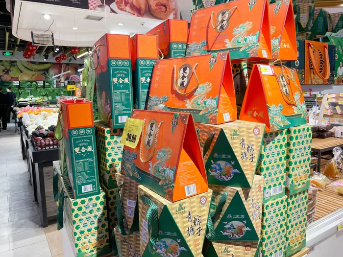 山西本土品牌的粽子礼盒摆放在超市显眼位置