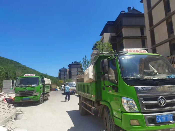 这样的车辆清运一次要收费千元左右。李燕京/摄