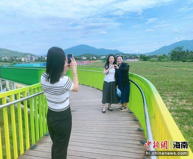 游客在三亚水蛟村打卡合影。尹建军供图