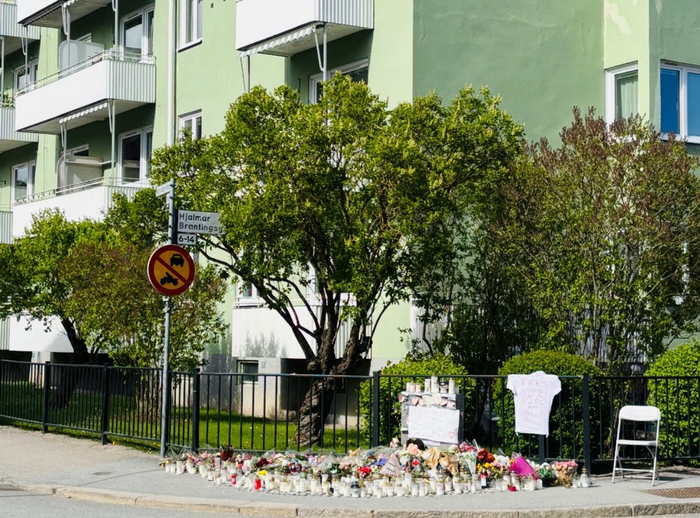 民众纪念乌普萨拉枪击案受害者。