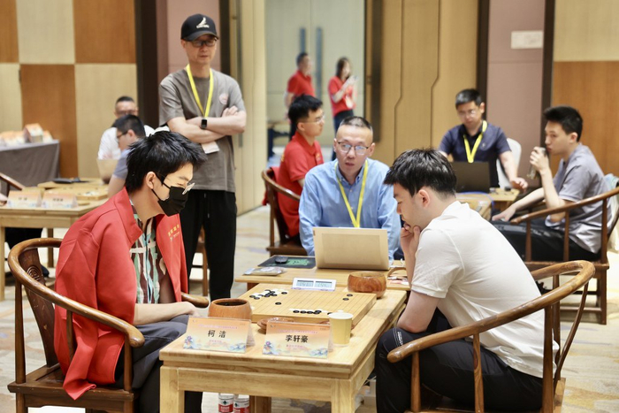 柯洁（左）不敌李轩豪。