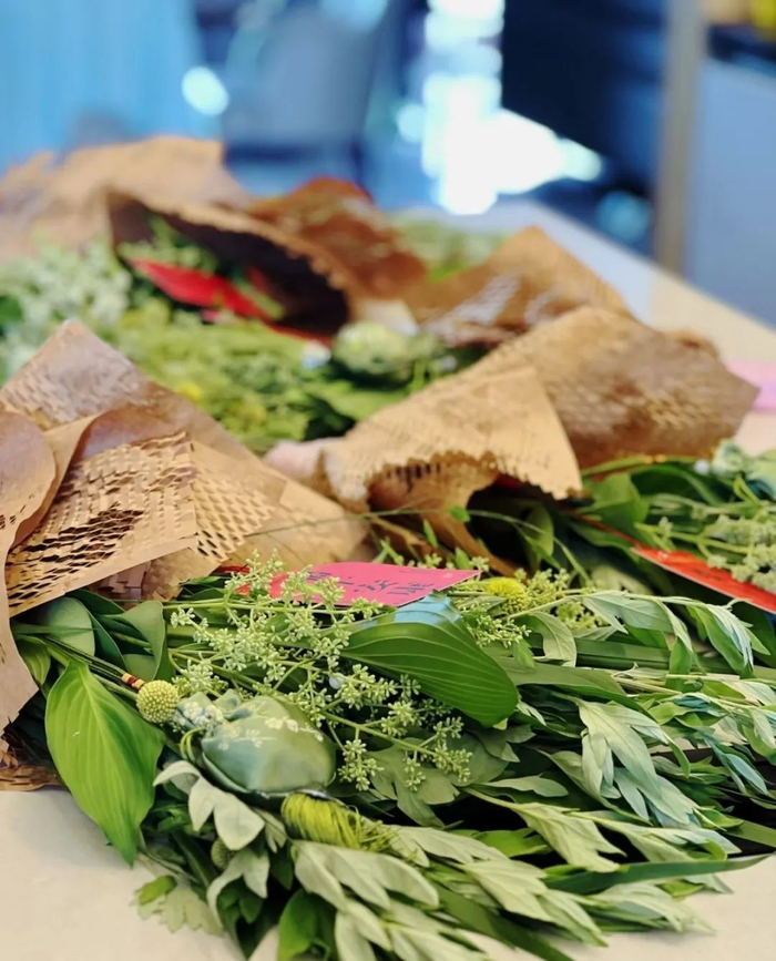 花店内，一批艾草花束正在制作中。