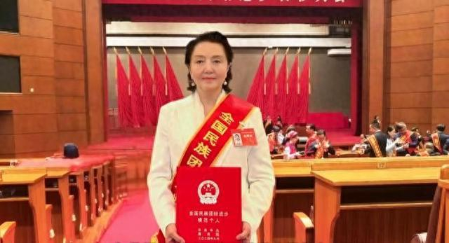 图为马华荣获“全国民族团结进步模范个人”表彰现场 受访者供图