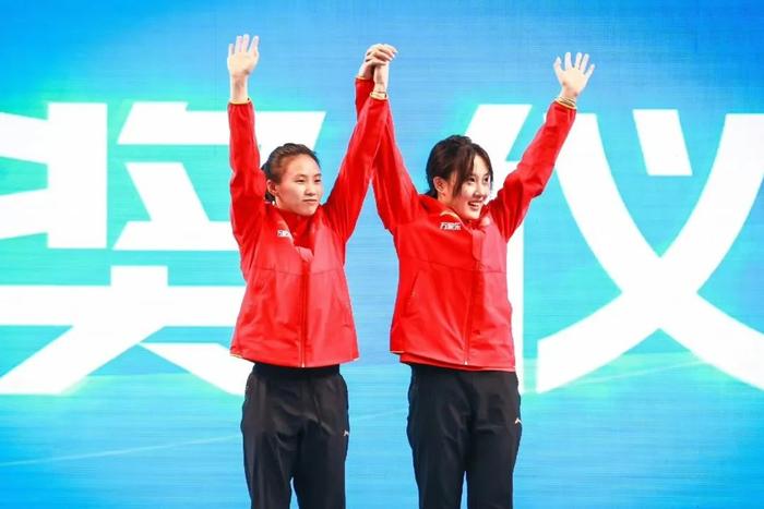 ▲陈芋汐和新搭档掌敏洁双人10米台夺冠。图源央视新闻