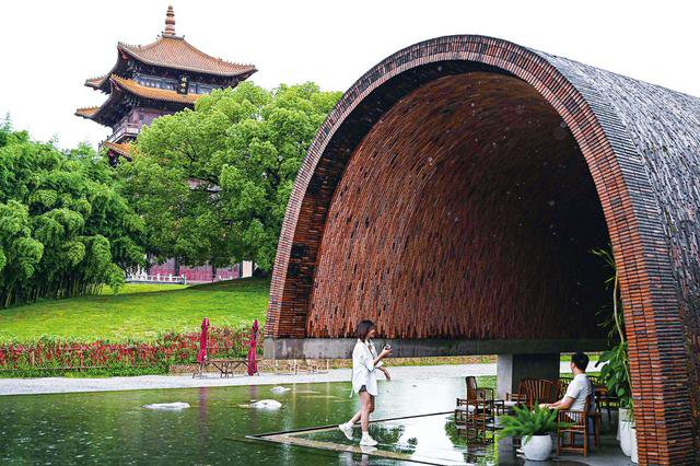   游客在江西景德镇陶阳里历史文化街区游玩（2024年6月24日摄）。新华社记者隋尚君摄