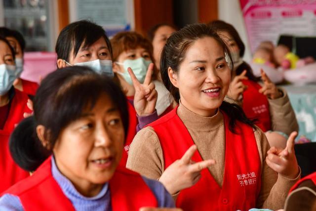 在济南平阴惠民阳光职业培训学校,学员们在学习育婴知识。新华社记者 朱峥 摄