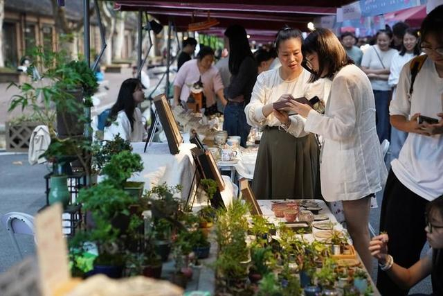   2024年10月，游客在陶溪川春秋大集上选购创意瓷器。新华社记者 周密 摄