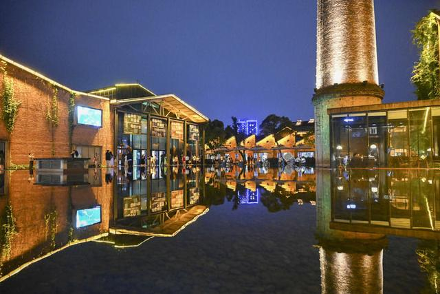   2024年6月，江西景德镇陶溪川文创街区夜景。新华社记者 刘力航 摄