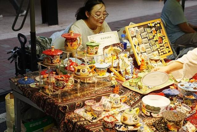   在陶溪川创意集市上，几乎每个摊位上都摆着作品登记证书。受访者供图