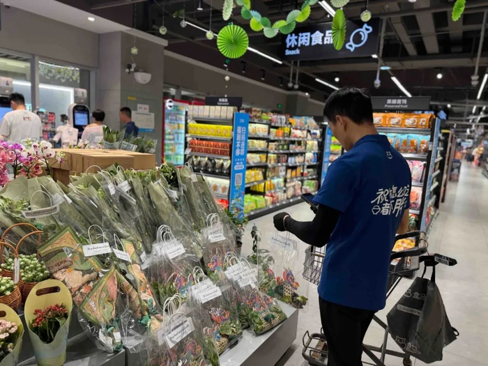 盒马鲜生宏泰广场店内，艾草花束占据C位。