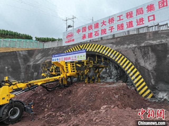 图为宜涪高铁石院子隧道施工现场。苏剑阳 摄
