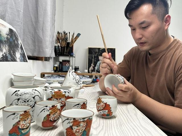   查辅元在自己的陶瓷工作室内创作。受访者供图