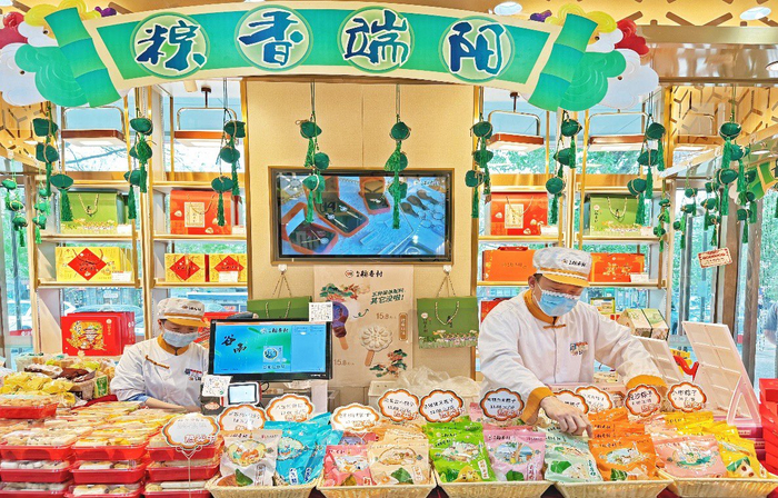 北京稻香村的端午系列产品除了有风味多样的粽子、造型各异的礼盒，还推出了“龙舟竞渡”糕点等多款端午限定产品。受访者供图