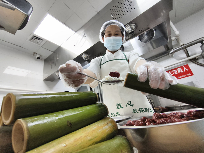 曲园酒楼推出的竹筒粽子。受访者供图