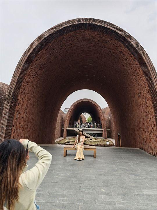   御窑博物馆的窑洞造型吸引了很多游客打卡拍照。受访者供图