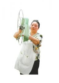 　　5月23日，南充市四川依格尔纺织品有限公司生产车间内，工人正在开丝作业，赶制蜀锦面料。　　南充市融媒体中心 余中华 摄